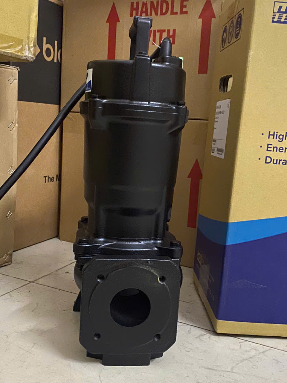 Máy bơm chìm nước thải model HCP FN-22U được thiết kế chuyên dụng để hút nước thải có lẫn rác. 